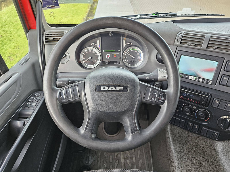 Interior photo 2: Curtainsider truck DAF CF 290 19T SPACECAB LIFT