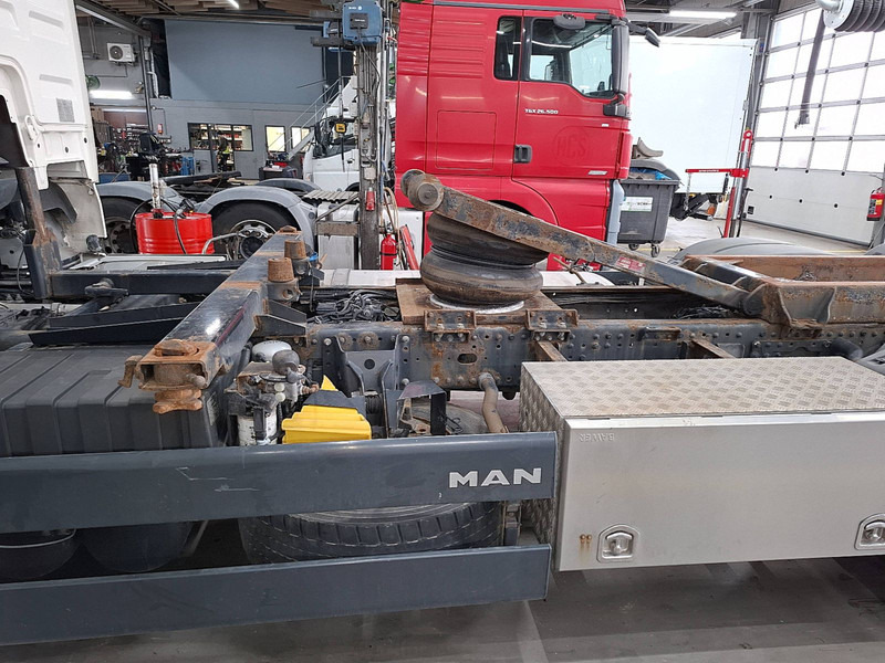 Container transporter/ Swap body truck MAN 26.440 TGX XXL 6X2-4 STEER AXLE: picture 20