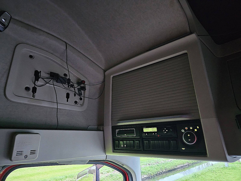 Curtainsider truck Volvo FH 500 XL 6X2 LIFT: picture 11