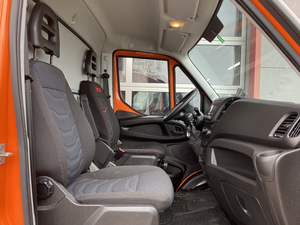 Interior photo 1: Box van Iveco Daily 35S14 MAXI 4,35m Thermokoffer Klima Kamera