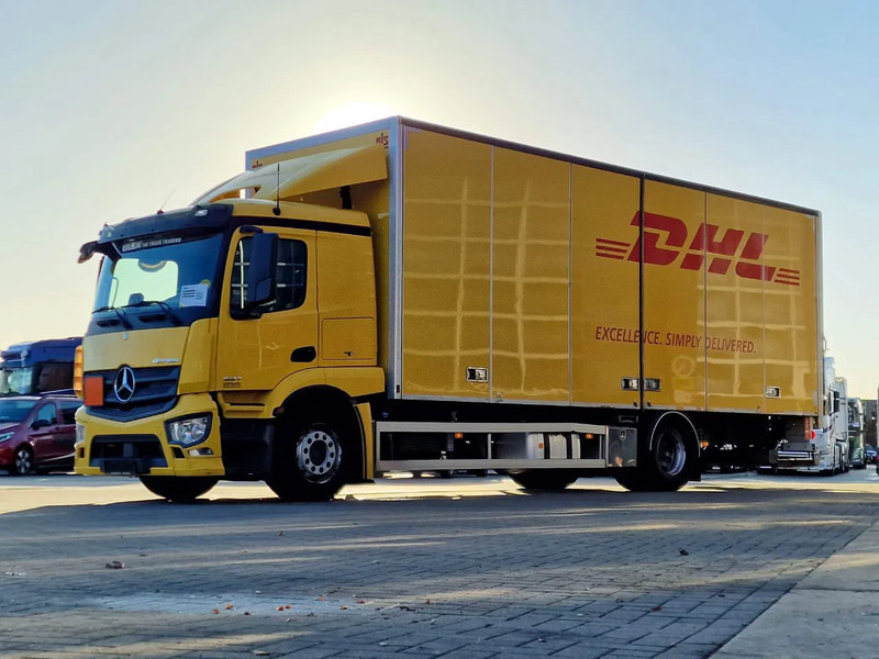Mercedes-Benz Actros 1827 4x2 Sleepercab - Box with side doors - Loadlift - Low KM - Full air - A/C - Box truck: picture 3 Mercedes-Benz Actros 1827 4x2 Sleepercab - Box with side doors - Loadlift - Low KM - Full air - A/C - Box truck: picture 3