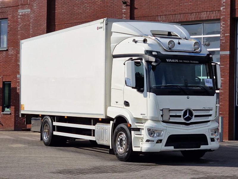 Mercedes-Benz Actros 1833 4x2 - Box with sidedoors - Loadlift - Sleeper cab - Full air - 5.80WB - Box truck: picture 1 Mercedes-Benz Actros 1833 4x2 - Box with sidedoors - Loadlift - Sleeper cab - Full air - 5.80WB - Box truck: picture 1