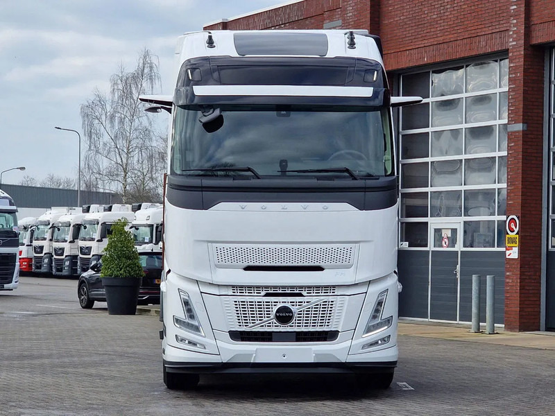 Volvo FH 13.500 Aero Globetrotter XL 4x2 - I Save - I parkcool - 2x tank - Mirror cams - Tractor unit: picture 2 Volvo FH 13.500 Aero Globetrotter XL 4x2 - I Save - I parkcool - 2x tank - Mirror cams - Tractor unit: picture 2