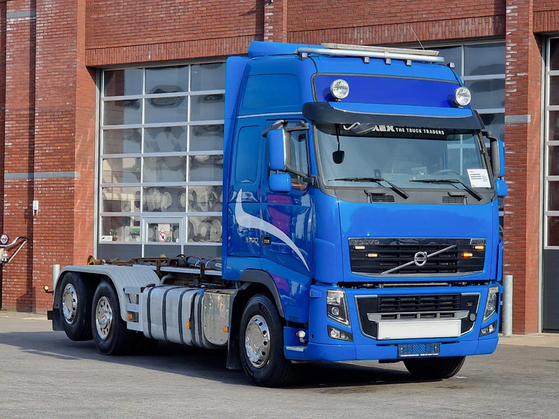 Volvo FH 16.700 Globetrotter 6x2*4 - Palfinger T20 Hook - Retarder - Steering axle - Hook lift truck: picture 3 Volvo FH 16.700 Globetrotter 6x2*4 - Palfinger T20 Hook - Retarder - Steering axle - Hook lift truck: picture 3