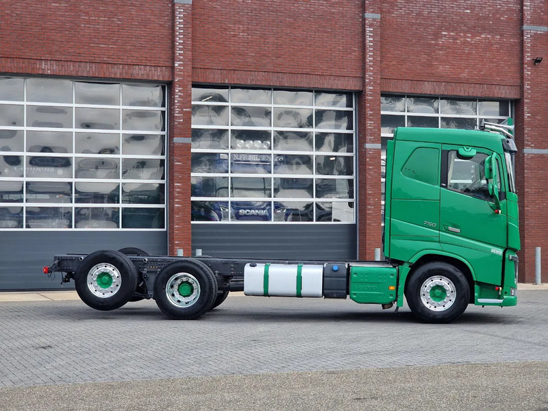 Cab chassis truck Volvo FH 16.750 Lowroof 6x2*4 - Chassis - 4.30 WB - Steering axle - Retarder - Custom interior: picture 8