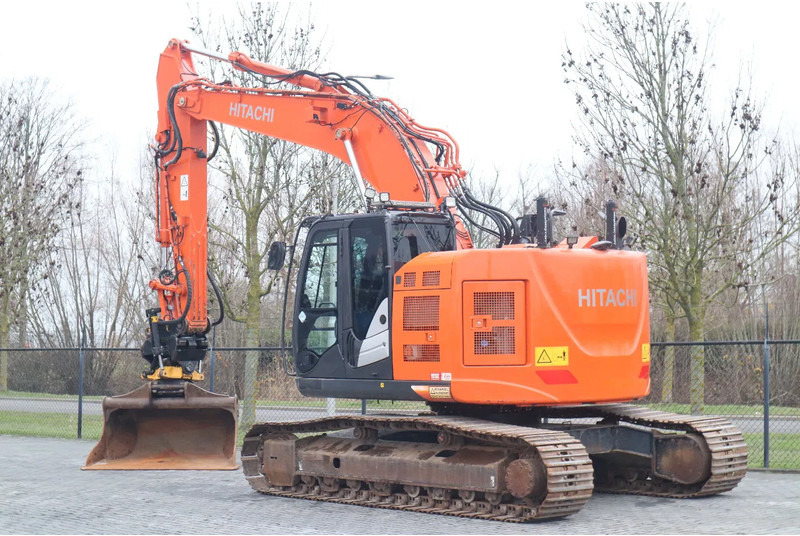 Hitachi ZX225 USRLC-6 | ROTOTILT | BUCKET | GOOD CONDITION - Crawler excavator: picture 3 Hitachi ZX225 USRLC-6 | ROTOTILT | BUCKET | GOOD CONDITION - Crawler excavator: picture 3