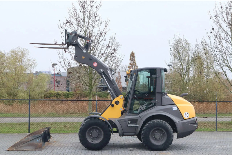Mecalac AF 1050 | BUCKET | FORKS | HYDR. QUICK COUPLER - Wheel loader: picture 1 Mecalac AF 1050 | BUCKET | FORKS | HYDR. QUICK COUPLER - Wheel loader: picture 1
