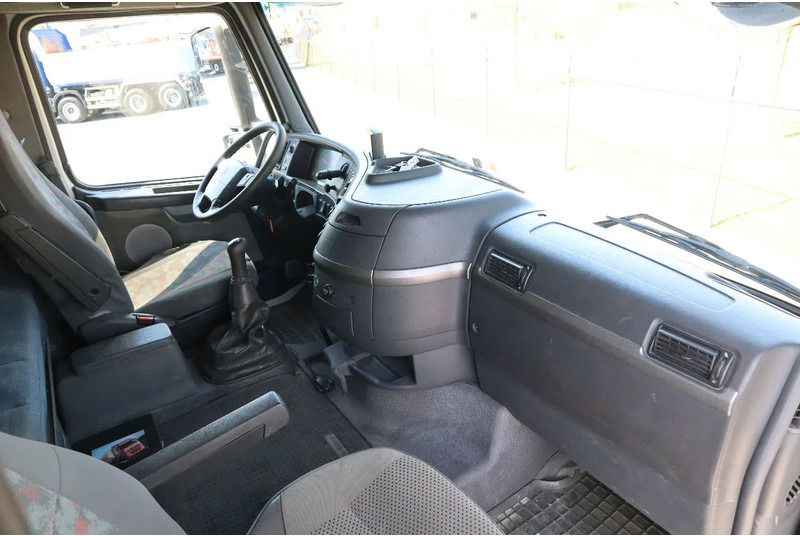 Interior photo 1: Cab chassis truck Volvo FH 460 | 6X2 | MANUAL | BDF | RETARDER | EURO 3