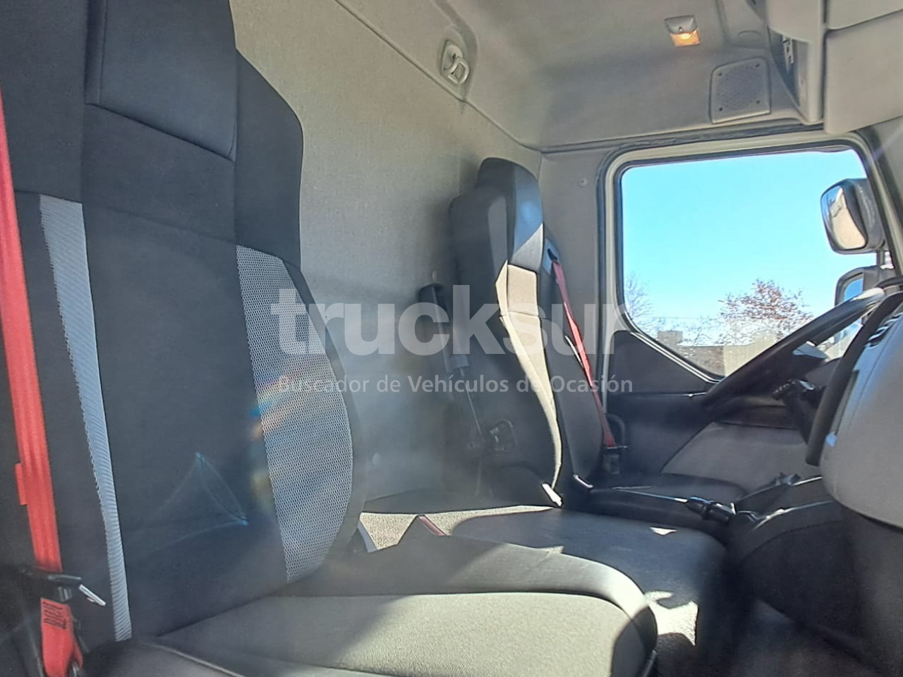 Interior photo 1: Refrigerator truck RENAULT D13.240 Interior photo 1: Refrigerator truck RENAULT D13.240