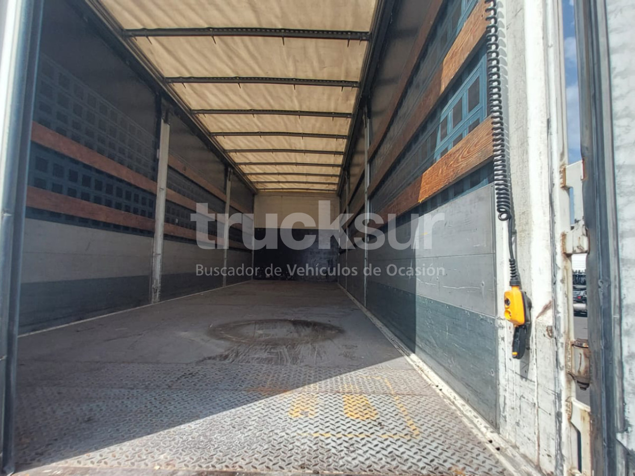 RENAULT D380.18 - Curtainsider truck: picture 5 RENAULT D380.18 - Curtainsider truck: picture 5