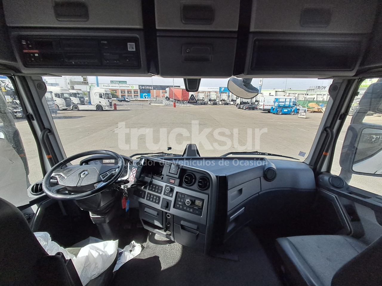 Tractor unit RENAULT T460.18: picture 17