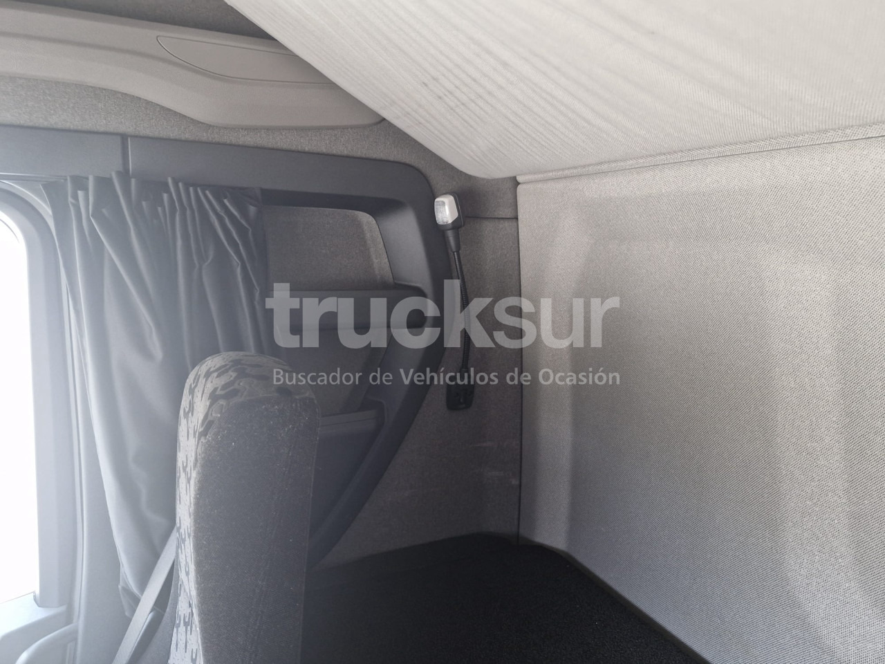 Tractor unit SCANIA R460: picture 16
