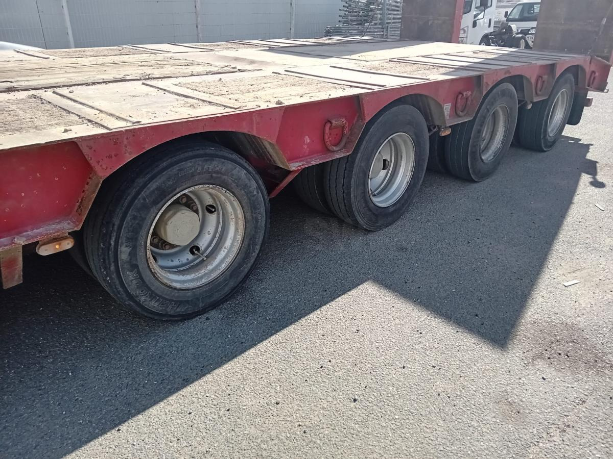 Castera  - Low loader semi-trailer: picture 2 Castera  - Low loader semi-trailer: picture 2