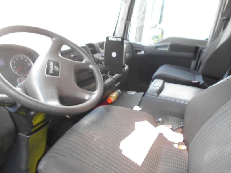 Interior photo 2: Curtainsider truck MAN TGL 12.220