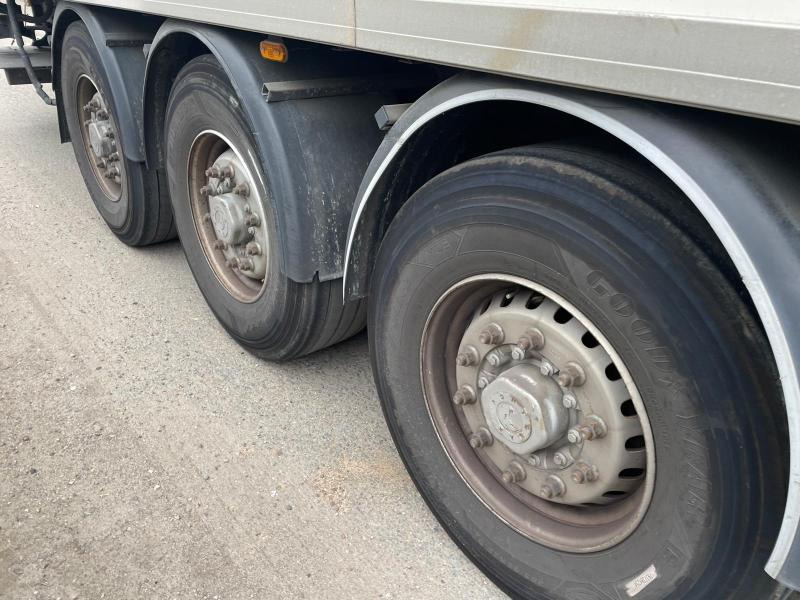 Samro - Closed box semi-trailer: picture 4 Samro - Closed box semi-trailer: picture 4