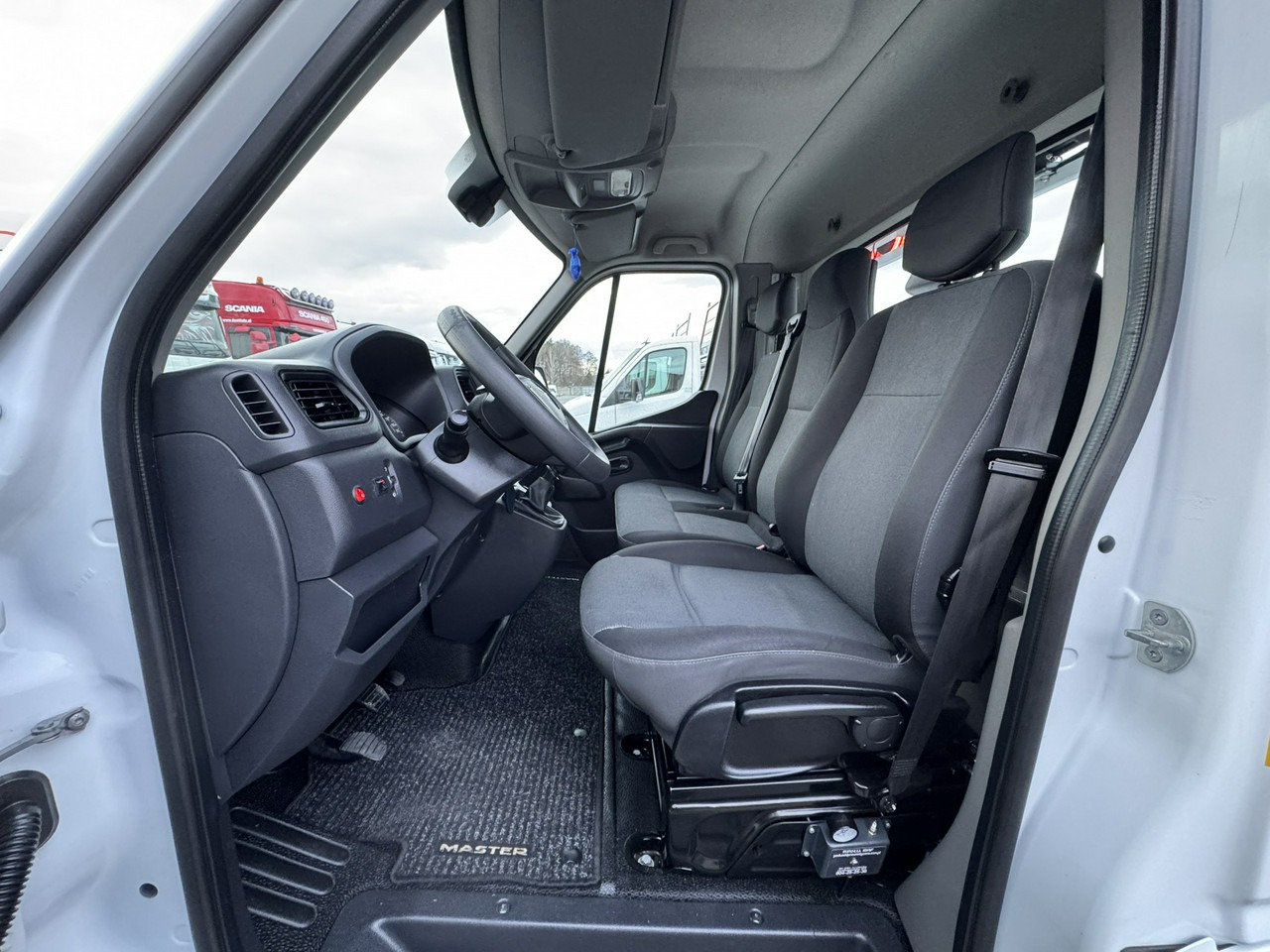 Tow truck Renault Master: picture 20