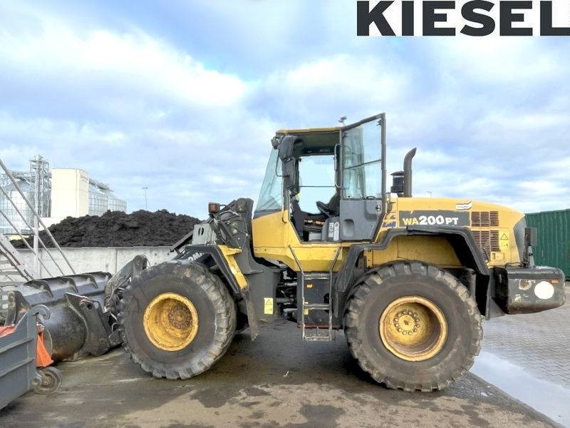 Komatsu WA 200 PT-5  - Wheel loader: picture 1 Komatsu WA 200 PT-5  - Wheel loader: picture 1