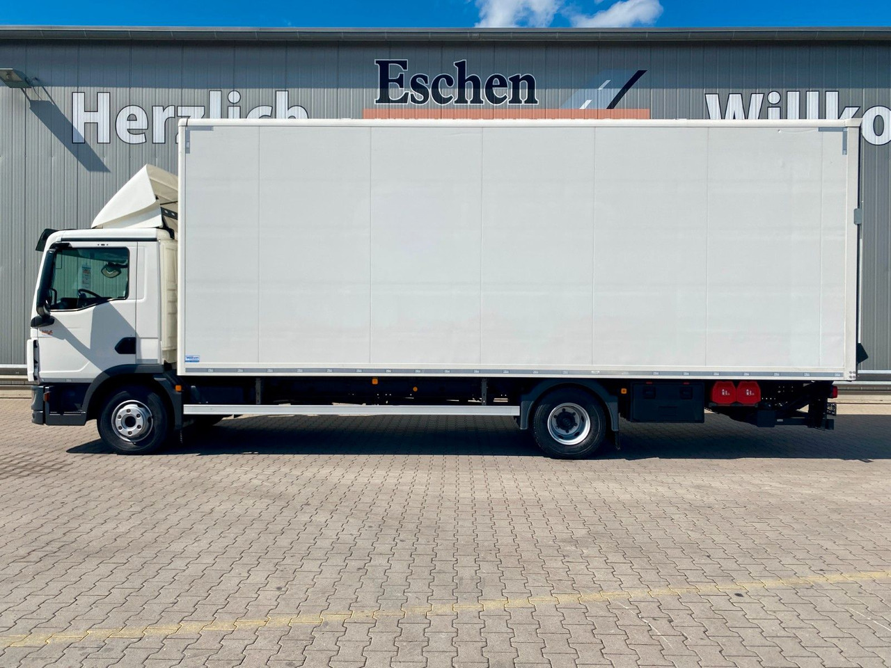 MAN TGL 12.220 Automatik*LBW*HU+BremseNEU*Navi*Kamer - Box truck: picture 2 MAN TGL 12.220 Automatik*LBW*HU+BremseNEU*Navi*Kamer - Box truck: picture 2