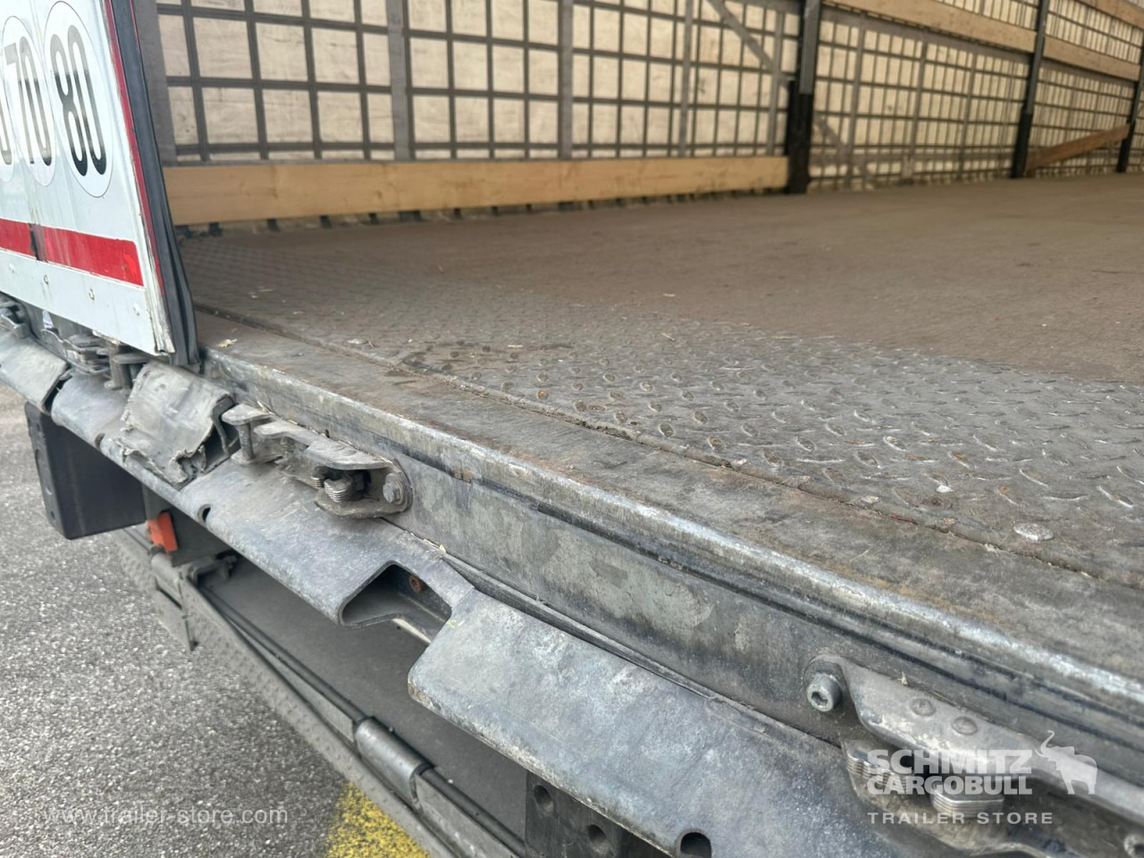 SCHMITZ Curtainsider Standard Taillift - Curtainsider semi-trailer: picture 4 SCHMITZ Curtainsider Standard Taillift - Curtainsider semi-trailer: picture 4
