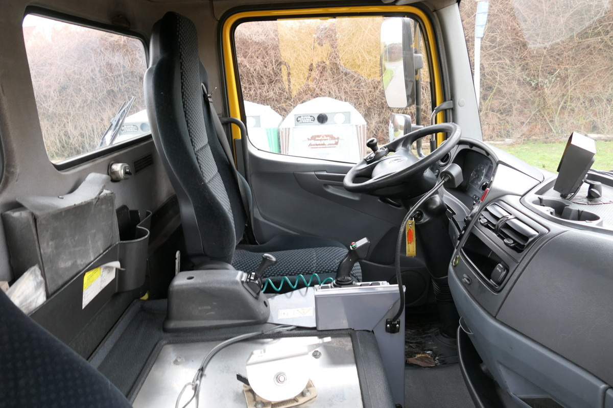 Interior photo 2: Container transporter/ Swap body truck MERCEDES-BENZ KAMAG WBH 25 Wiesel Terberg Umsetzfahrz. Sattelk