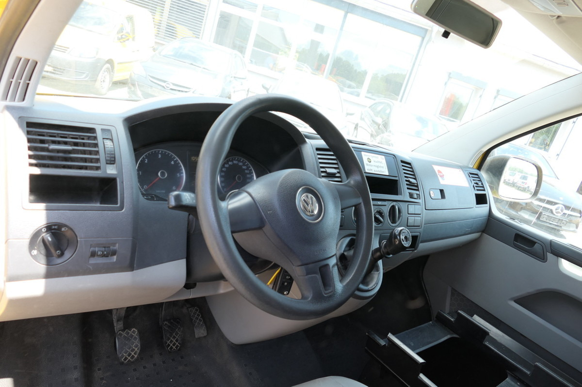 Interior photo 1: Small van VW T5 Transporter 2.0 TDI PARKTRONIK EURO5 2xSCHIEB