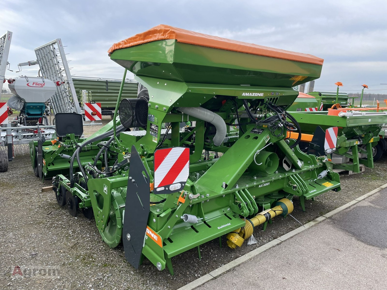 Amazone CENTAYA 3000 Spezial + KX 3001 - Combine seed drill: picture 1 Amazone CENTAYA 3000 Spezial + KX 3001 - Combine seed drill: picture 1
