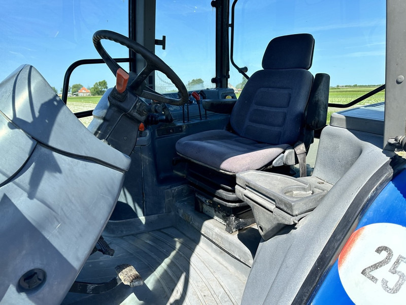 New Holland 8260 - Farm tractor: picture 5 New Holland 8260 - Farm tractor: picture 5