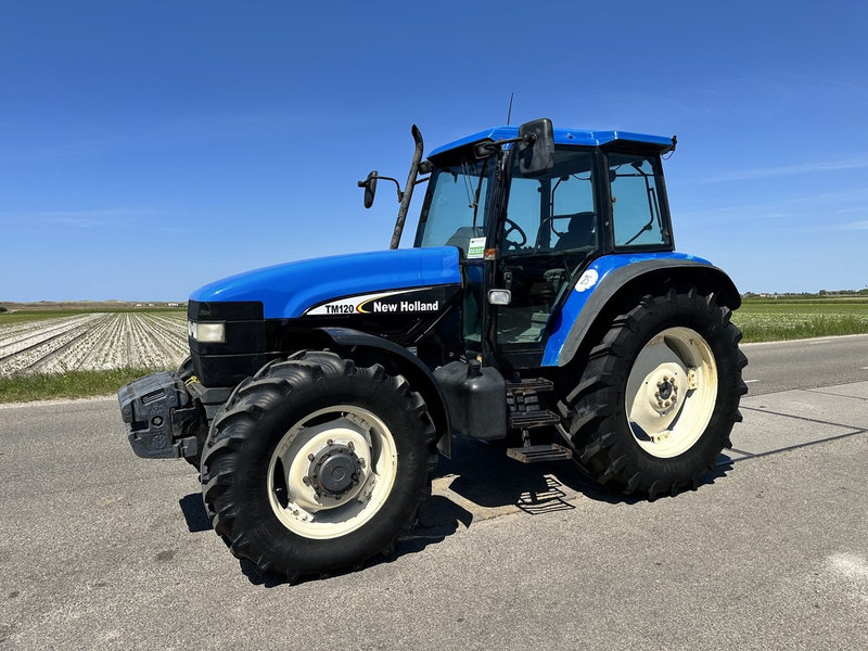 New Holland 8260 - Farm tractor: picture 1 New Holland 8260 - Farm tractor: picture 1