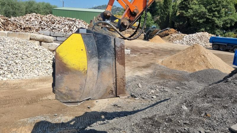 REMU POUR PELLE 15T - Sorting bucket for Construction machinery: picture 2 REMU POUR PELLE 15T - Sorting bucket for Construction machinery: picture 2