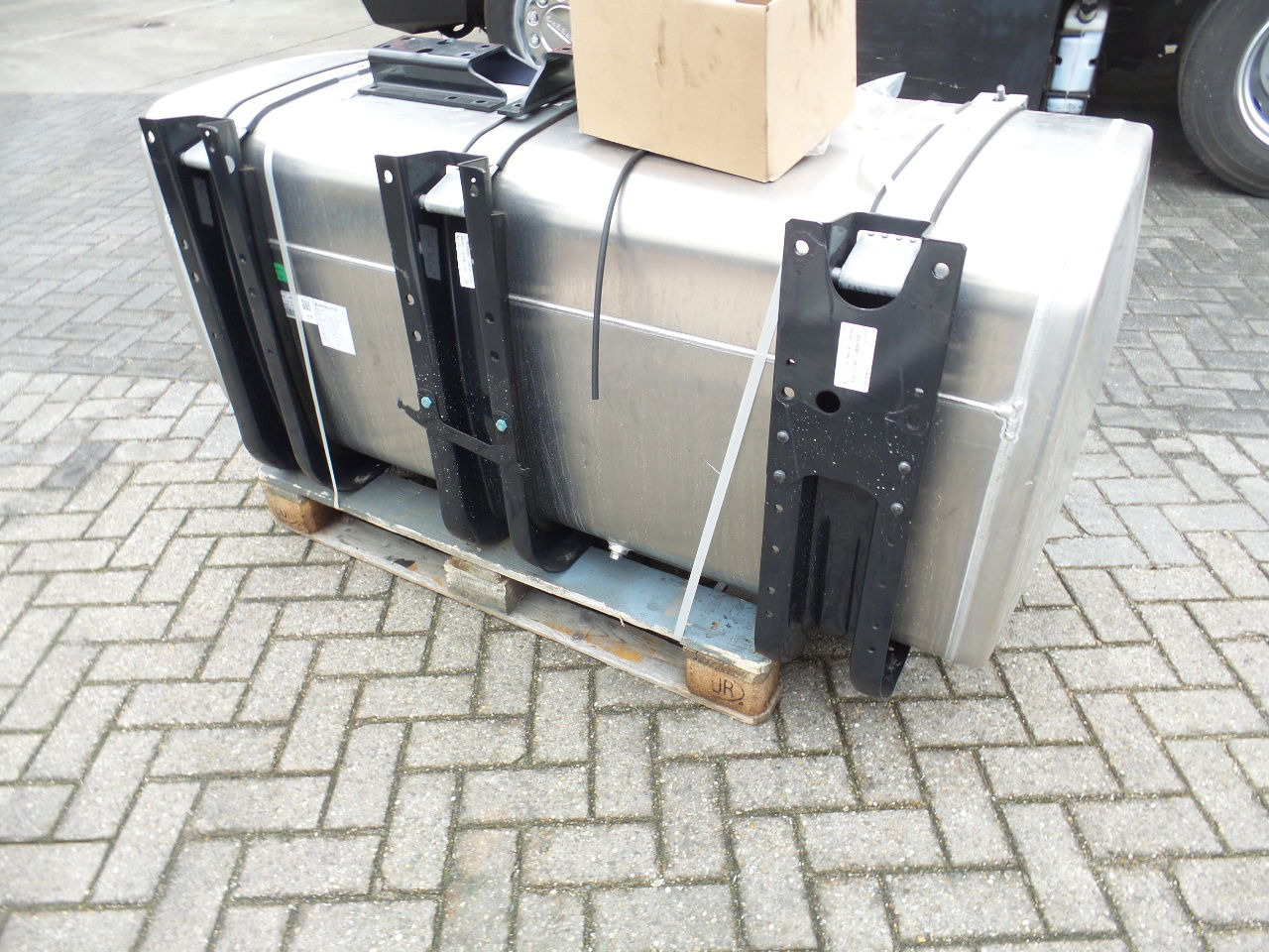 MAN 4 x Man 710 ltr tank orgineel / incl steunen / parts nr 81.12201-6949 160x70 - Fuel tank: picture 4 MAN 4 x Man 710 ltr tank orgineel / incl steunen / parts nr 81.12201-6949 160x70 - Fuel tank: picture 4