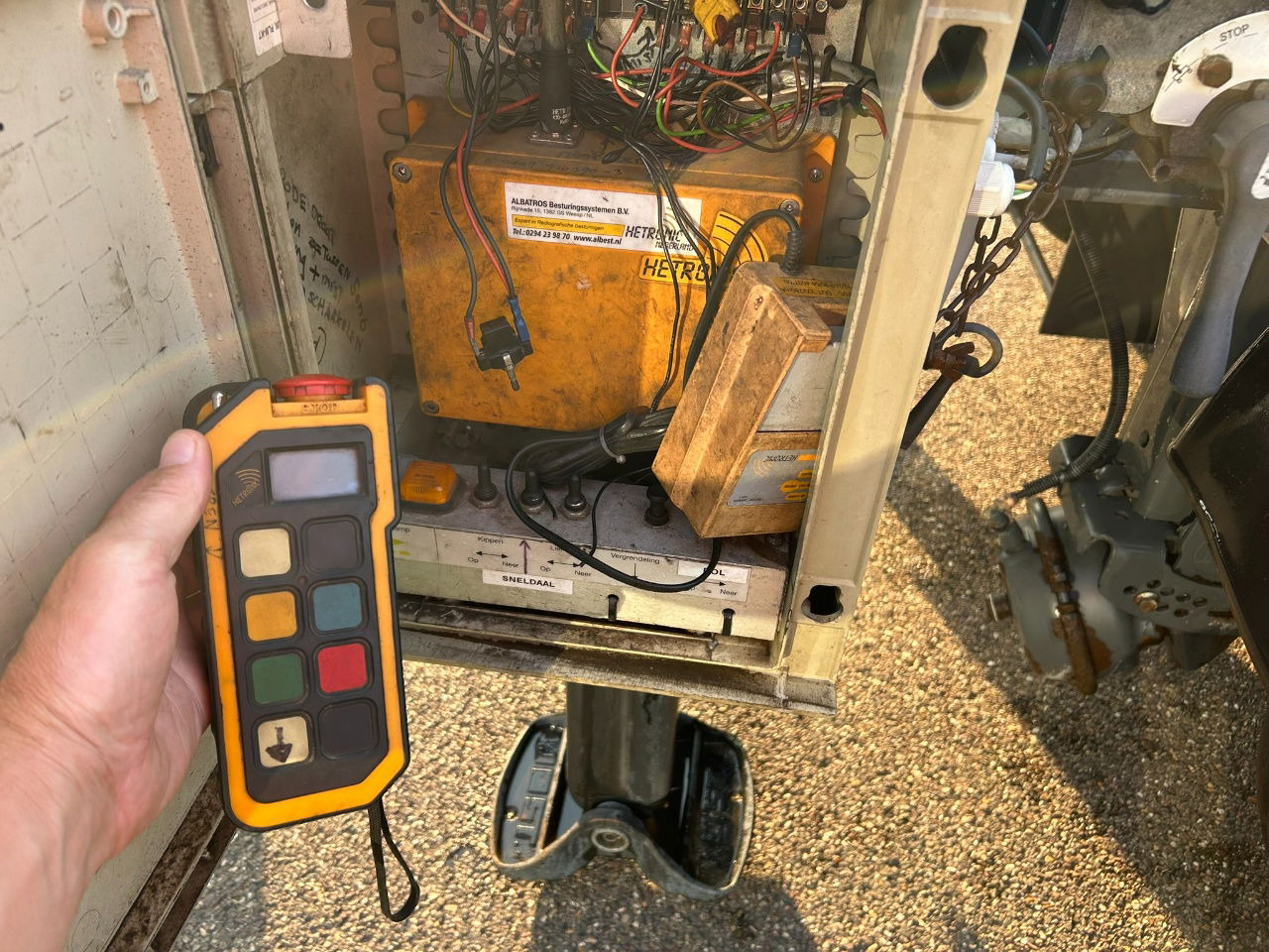 Van Hool Cable system 90 tipping / disc brakes bpw / lifting axle / remote control - Container transporter/ Swap body semi-trailer: picture 5 Van Hool Cable system 90 tipping / disc brakes bpw / lifting axle / remote control - Container transporter/ Swap body semi-trailer: picture 5