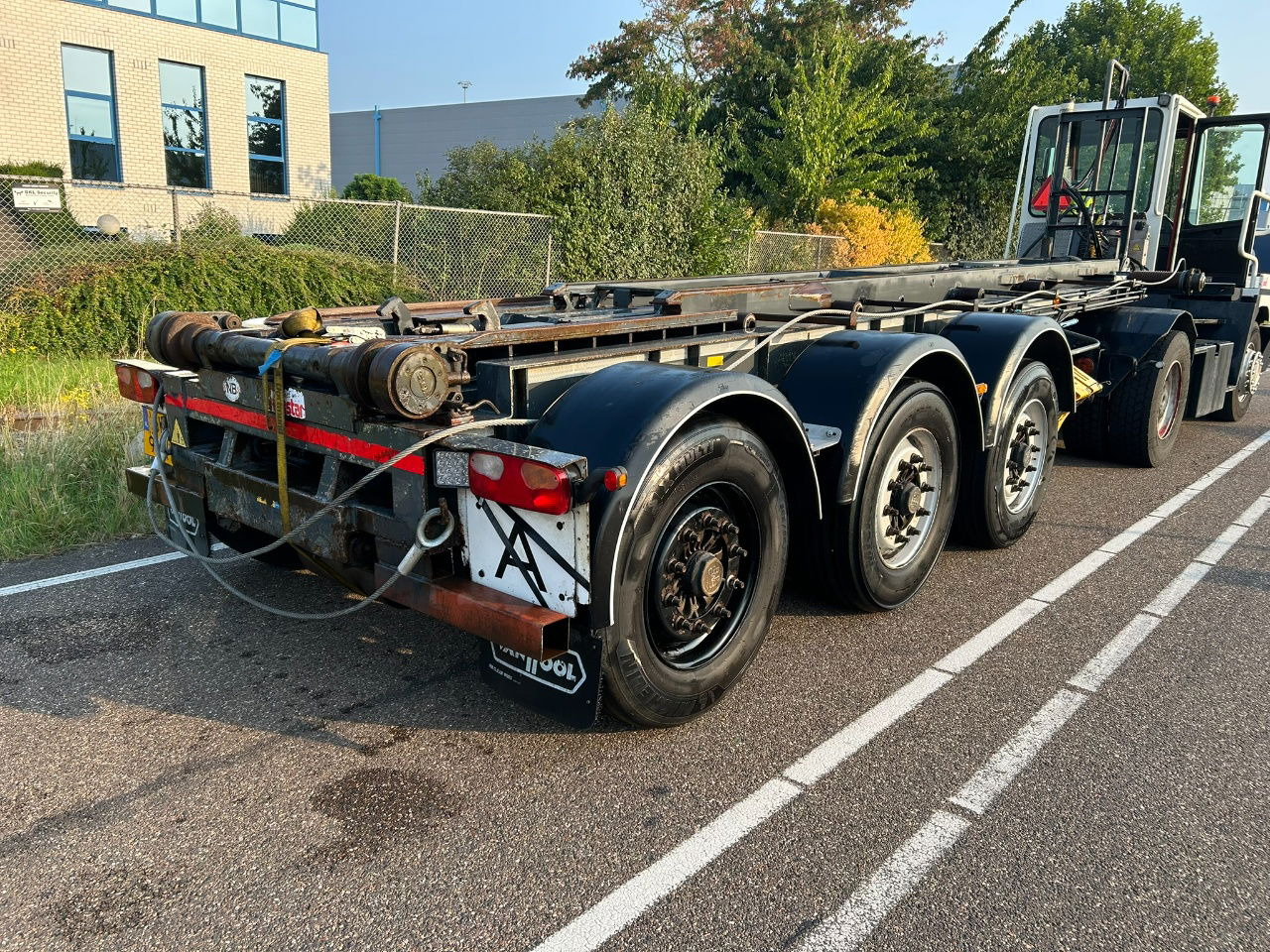 Van Hool Cable system 90 tipping / disc brakes bpw / lifting axle / remote control - Container transporter/ Swap body semi-trailer: picture 2 Van Hool Cable system 90 tipping / disc brakes bpw / lifting axle / remote control - Container transporter/ Swap body semi-trailer: picture 2