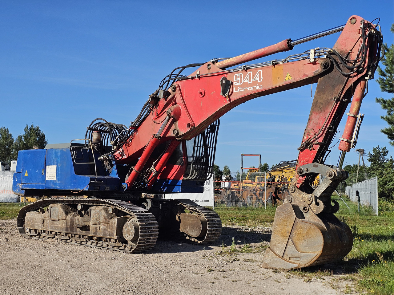 LIEBHERR R944B VH-HD. UHD boom and standart boom included. - Demolition excavator: picture 3 LIEBHERR R944B VH-HD. UHD boom and standart boom included. - Demolition excavator: picture 3