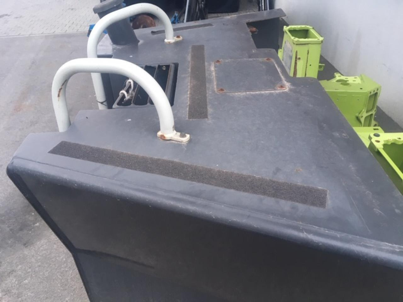 CLAAS Dieseltank für Claas Xerion, 4000 - Spare parts: picture 3 CLAAS Dieseltank für Claas Xerion, 4000 - Spare parts: picture 3