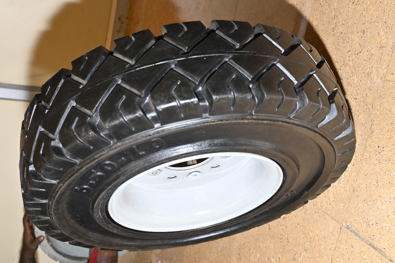 EuroSolid 6.00-9 - Tire for Baggage tractor: picture 3 EuroSolid 6.00-9 - Tire for Baggage tractor: picture 3