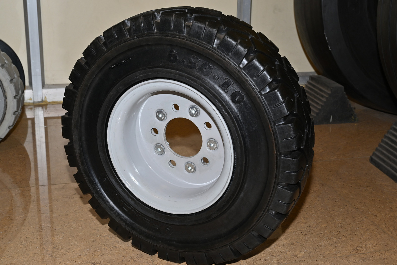 EuroSolid 7.00-12 - Tire for Baggage tractor: picture 1 EuroSolid 7.00-12 - Tire for Baggage tractor: picture 1