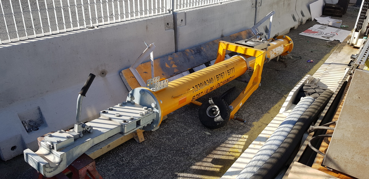 Aircraft Towbar B767/B777/A330/A340/L1011 - Ground support equipment: picture 1 Aircraft Towbar B767/B777/A330/A340/L1011 - Ground support equipment: picture 1