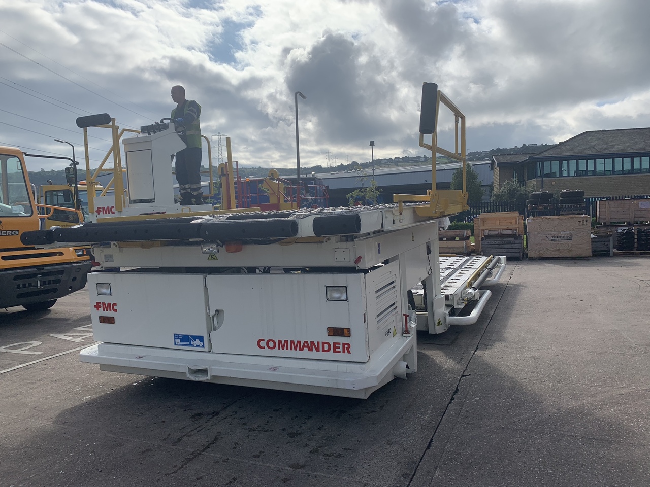 Lower Deck Loader 7 tons FMC Commander 15 - Aircraft cargo loader: picture 3 Lower Deck Loader 7 tons FMC Commander 15 - Aircraft cargo loader: picture 3