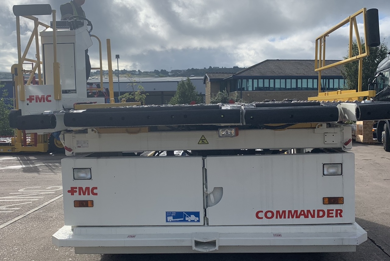 Lower Deck Loader 7 tons FMC Commander 15 - Aircraft cargo loader: picture 1 Lower Deck Loader 7 tons FMC Commander 15 - Aircraft cargo loader: picture 1