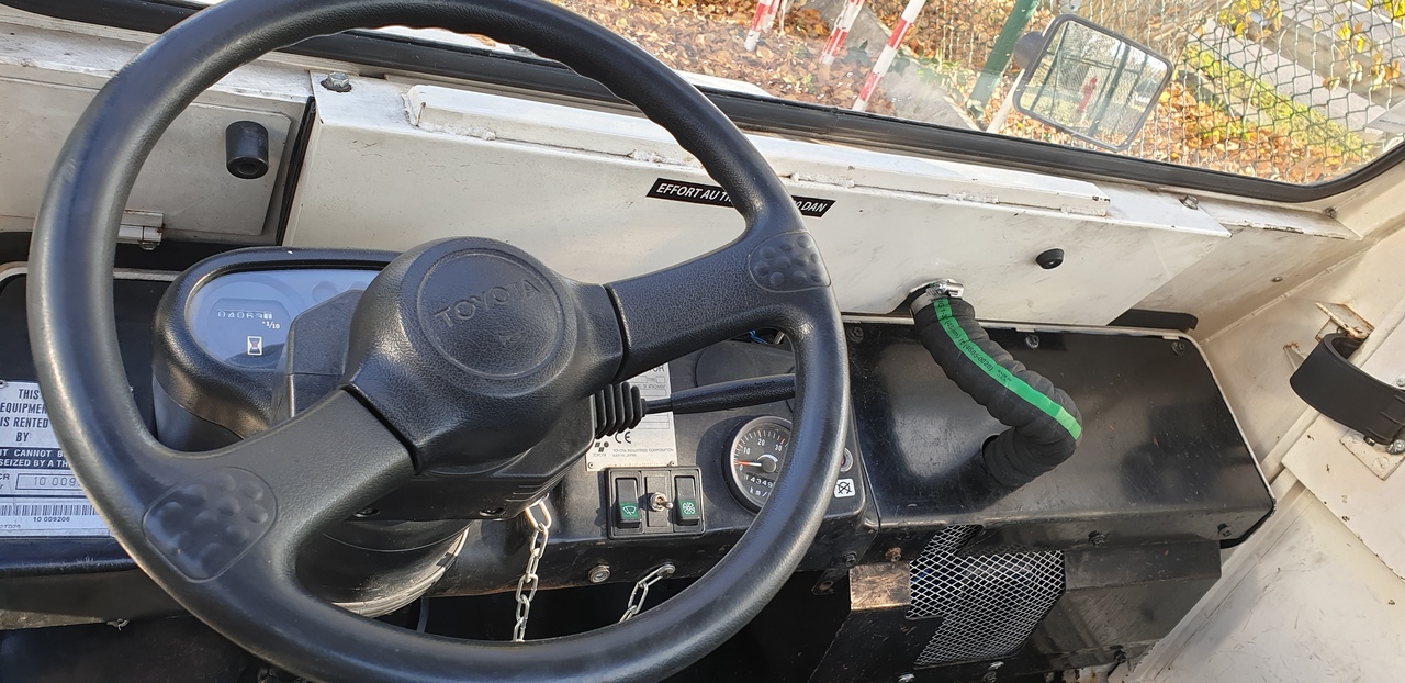 Toyota 02-2TD25 - Baggage tractor: picture 2 Toyota 02-2TD25 - Baggage tractor: picture 2