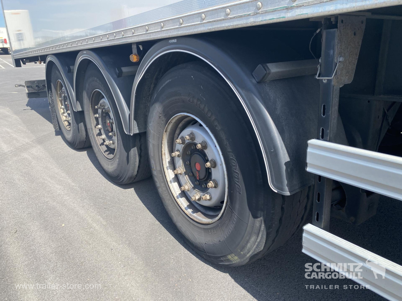 FRUEHAUF Dryfreight Standard Roller shutter door - Closed box semi-trailer: picture 3 FRUEHAUF Dryfreight Standard Roller shutter door - Closed box semi-trailer: picture 3