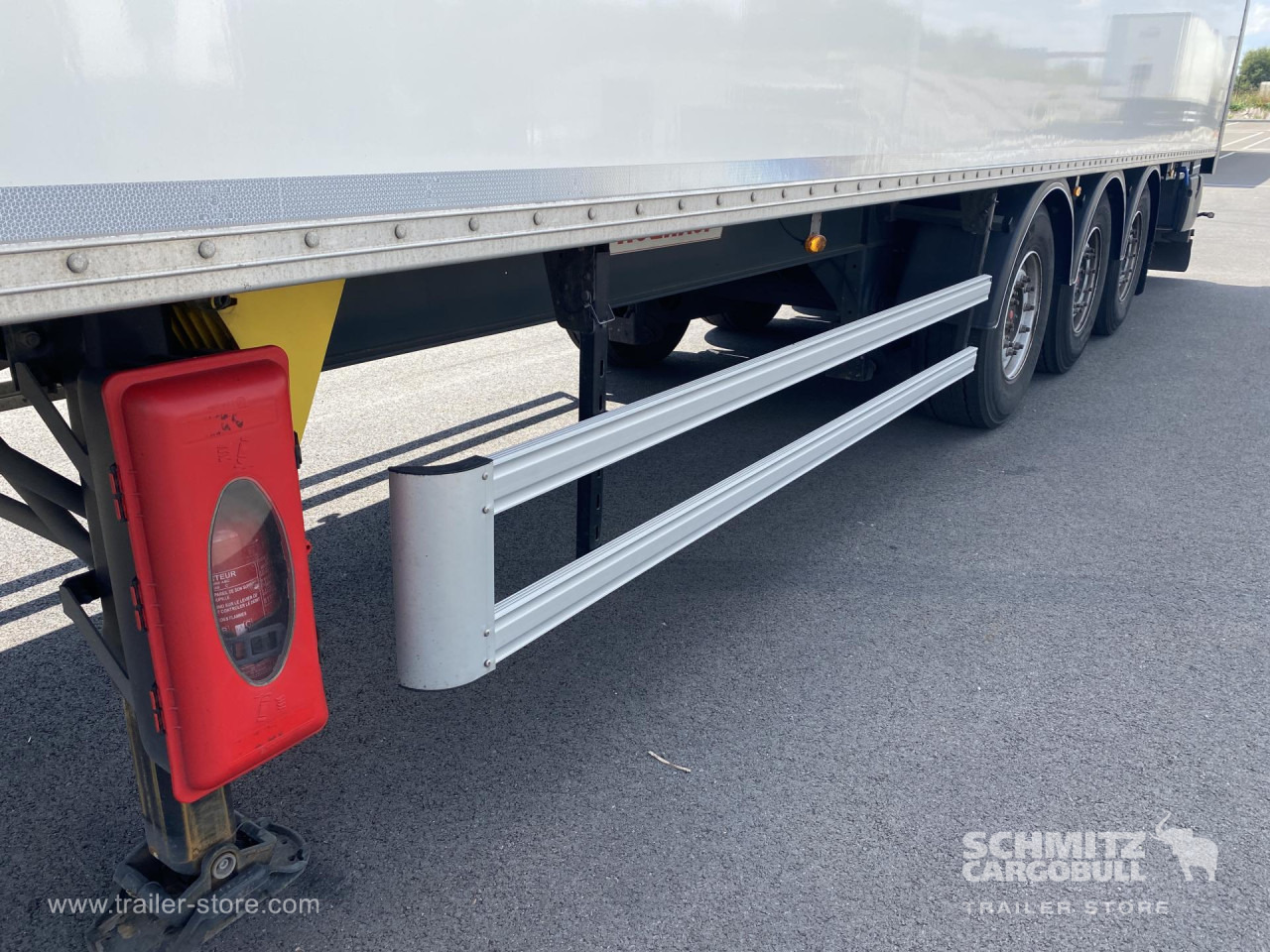 FRUEHAUF Dryfreight Standard Roller shutter door - Closed box semi-trailer: picture 2 FRUEHAUF Dryfreight Standard Roller shutter door - Closed box semi-trailer: picture 2