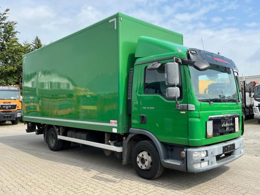 MAN TG-L 12.220 4x2 BL Standardkoffer LBW LBW 1.5 to - Box truck: picture 2 MAN TG-L 12.220 4x2 BL Standardkoffer LBW LBW 1.5 to - Box truck: picture 2