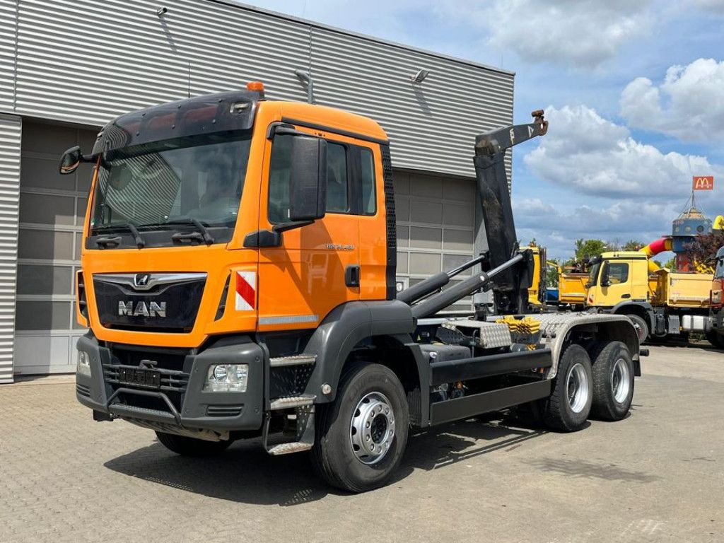 MAN TG-S 26.460 6x4 BB Abrollkipper kurzer Radstand - Hook lift truck: picture 1 MAN TG-S 26.460 6x4 BB Abrollkipper kurzer Radstand - Hook lift truck: picture 1