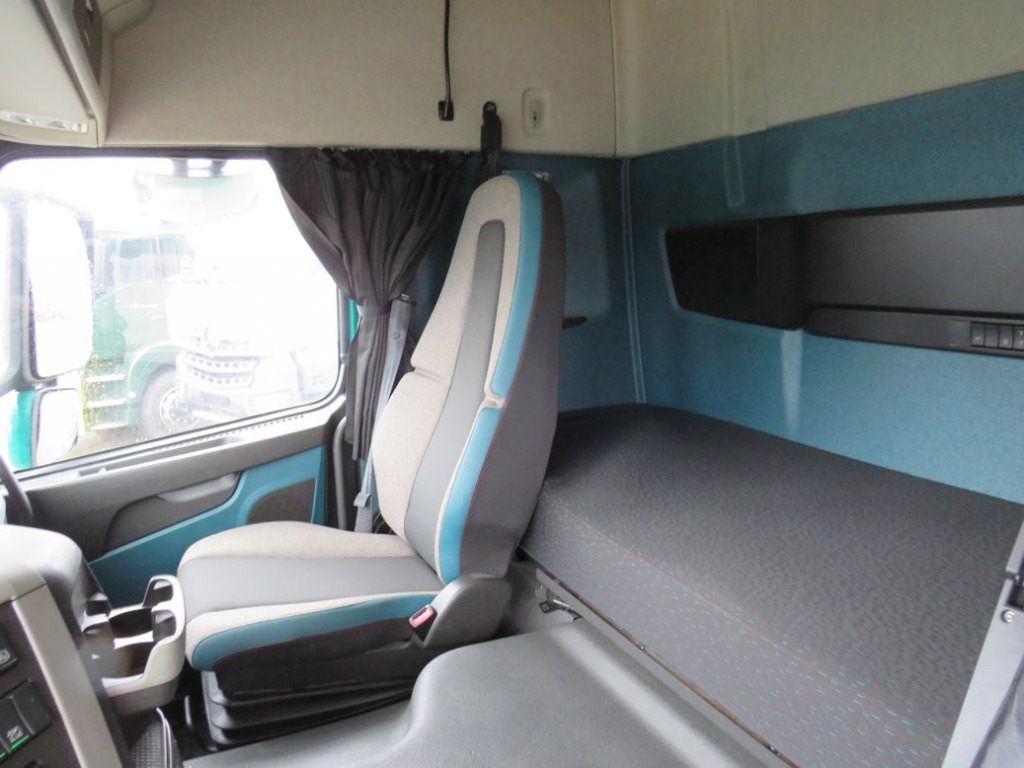 VOLVO (S) Truck FM 380 Pritsche LBW LBW 2to Tautli.+Edscha - Curtainsider truck: picture 5 VOLVO (S) Truck FM 380 Pritsche LBW LBW 2to Tautli.+Edscha - Curtainsider truck: picture 5