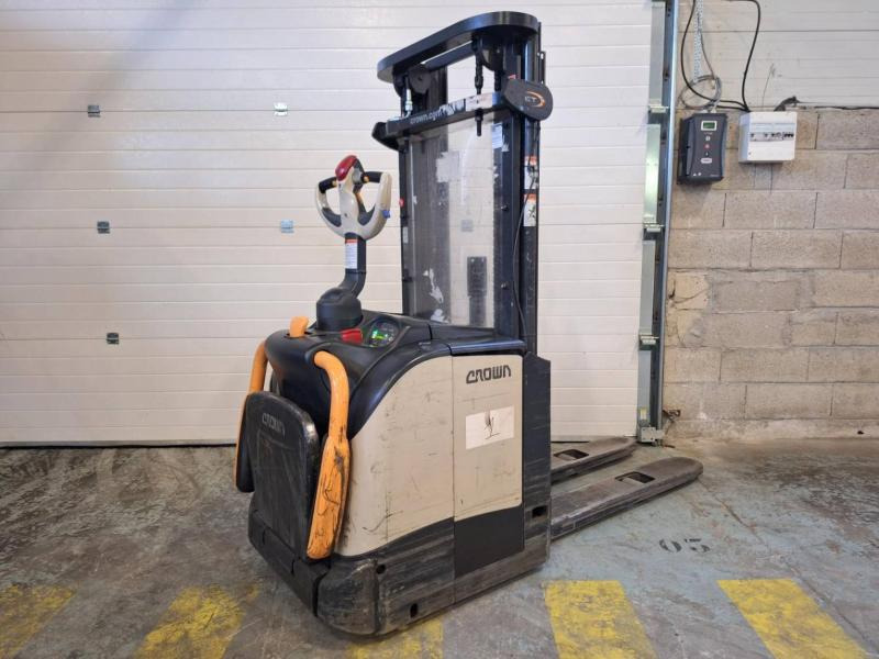 Crown ET4000-1.4 - Stacker: picture 5 Crown ET4000-1.4 - Stacker: picture 5