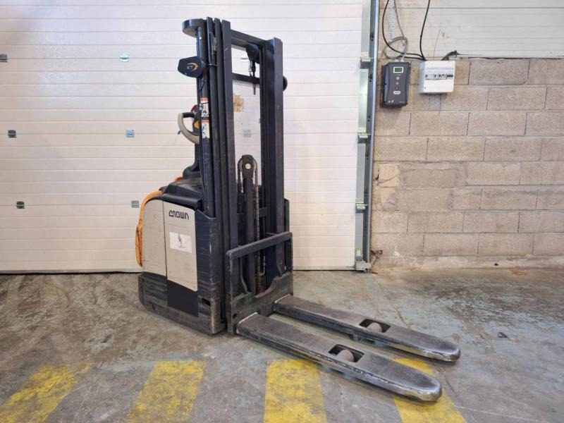 Crown ET4000-1.4 - Stacker: picture 2 Crown ET4000-1.4 - Stacker: picture 2