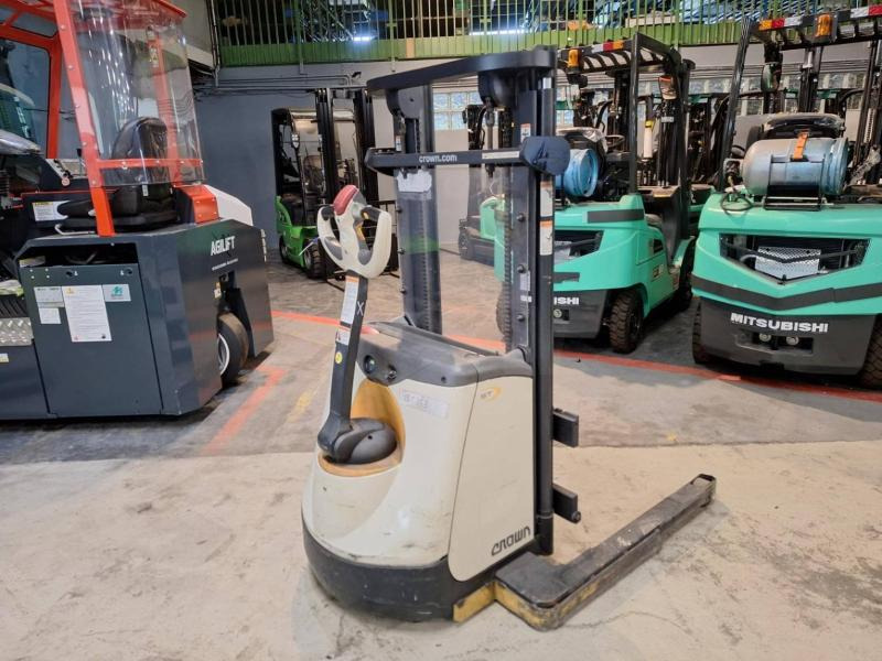 Crown ST3000-1.0 - Stacker: picture 4 Crown ST3000-1.0 - Stacker: picture 4