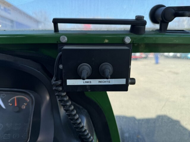 Municipal tractor John Deere 3520 Kommunaltrak. Frontkraftheber Kuppeldreieck: picture 7 Municipal tractor John Deere 3520 Kommunaltrak. Frontkraftheber Kuppeldreieck: picture 7