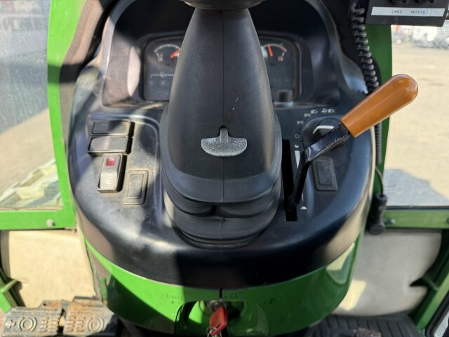 Municipal tractor John Deere 3520 Kommunaltrak. Frontkraftheber Kuppeldreieck: picture 6 Municipal tractor John Deere 3520 Kommunaltrak. Frontkraftheber Kuppeldreieck: picture 6